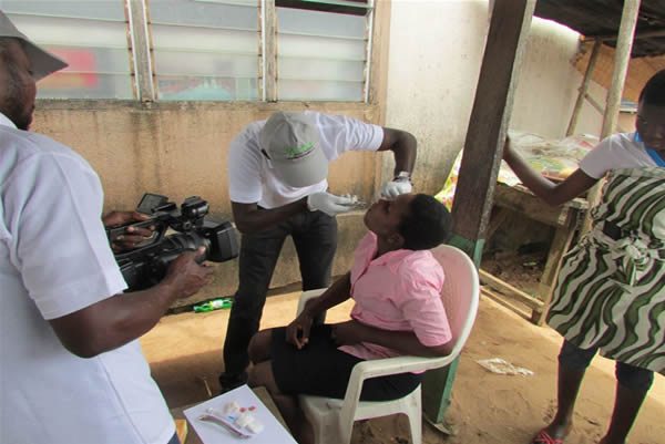 Dr. Ebenezer (Dental Surgeon) of Motus Health Initiative extracting decayed teeth at Akodo, Ibeju Lekki, Lagos.